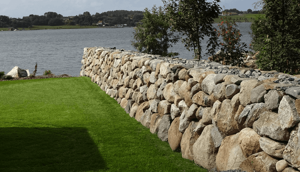 Natursteinmur på Revheim bygd av Helleberg Maskin.